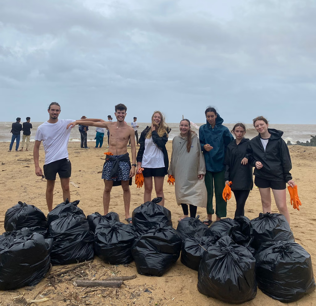 Students volunteering in Thailand